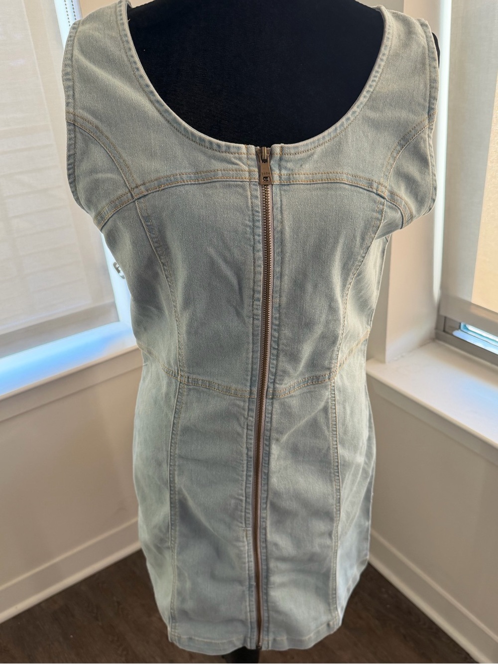 BEBE NWT The Full Zip Apron Dress – Light Wash Denim – Size L